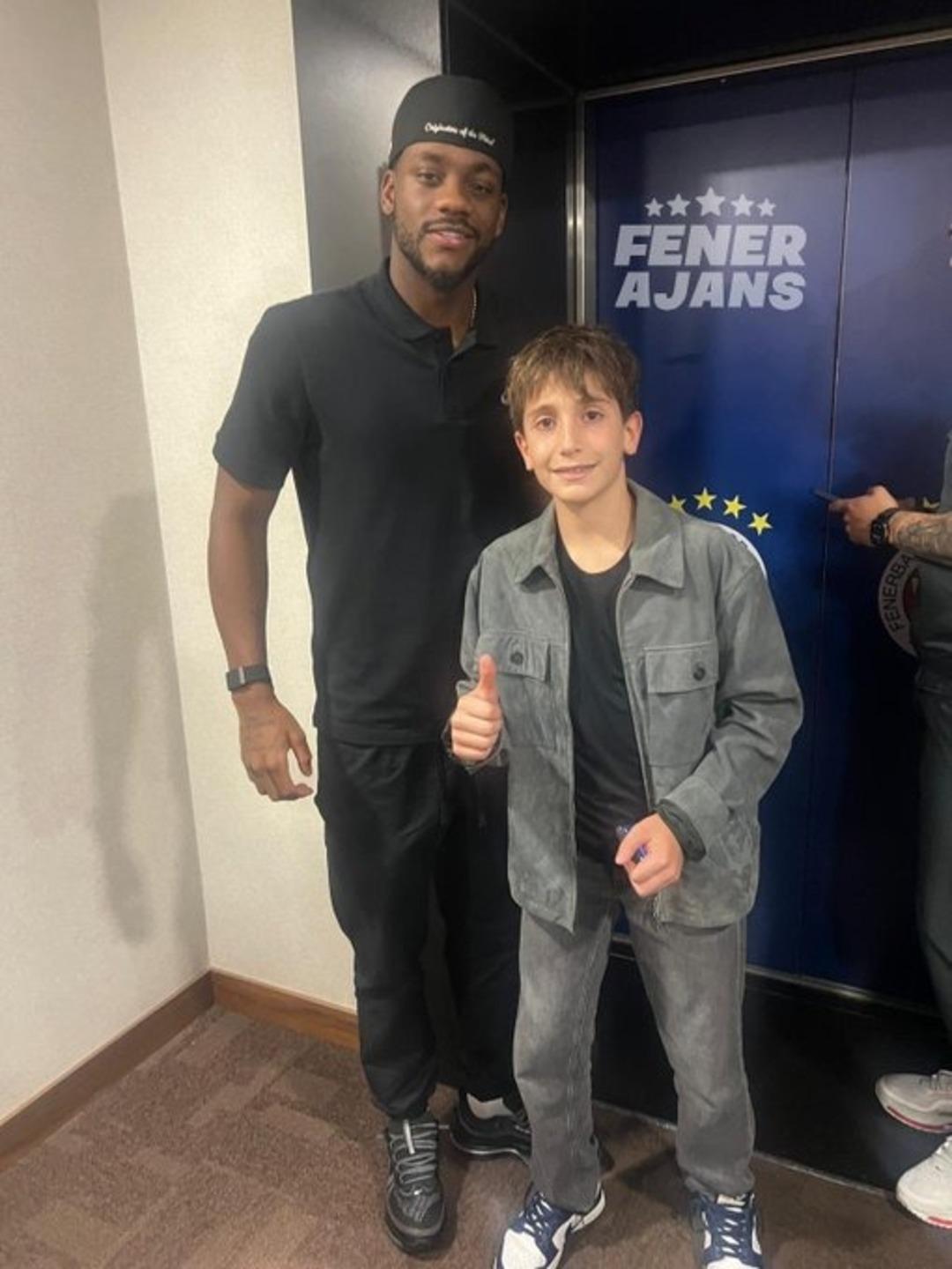 Fenerbahçe de sakatlığı devam eden Jhon Duran la ilgili çarpıcı iddia! Avm de geziyor koltuk değneği... ifadeleri gündem oldu... 4