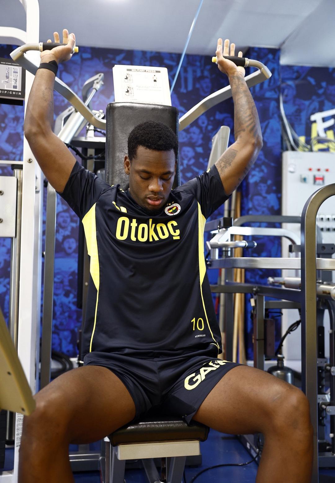 Fenerbahçe de sakatlığı devam eden Jhon Duran la ilgili çarpıcı iddia! Avm de geziyor koltuk değneği... ifadeleri gündem oldu... 6