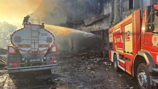 Samsun da yangın çıkan kereste fabrikasında soğutma çalışmaları sürüyor 7