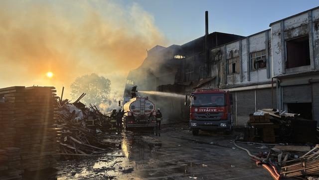 Samsun da yangın çıkan kereste fabrikasında soğutma çalışmaları sürüyor 6