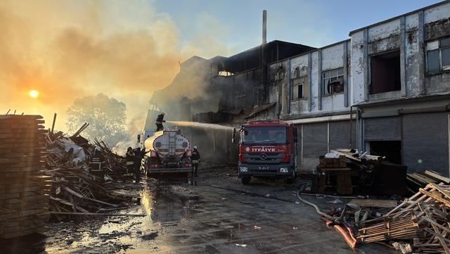 Samsun da yangın çıkan kereste fabrikasında soğutma çalışmaları sürüyor 5