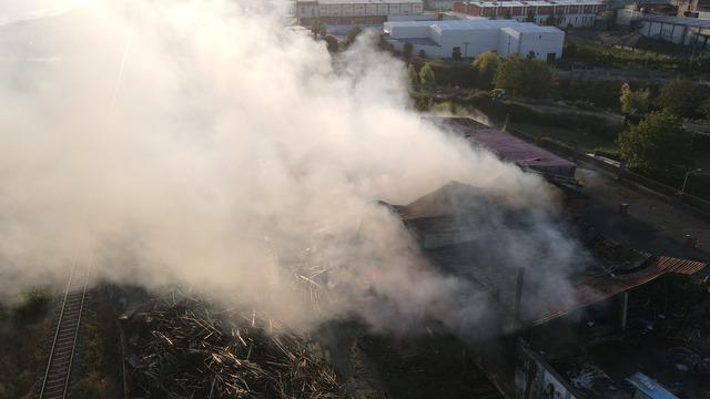 Samsun da yangın çıkan kereste fabrikasında soğutma çalışmaları sürüyor 4