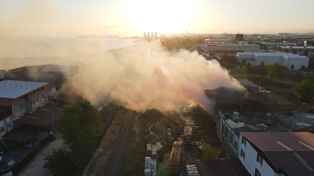 Samsun da yangın çıkan kereste fabrikasında soğutma çalışmaları sürüyor 2