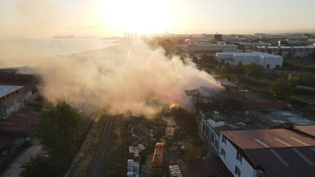 Samsun da yangın çıkan kereste fabrikasında soğutma çalışmaları sürüyor 1