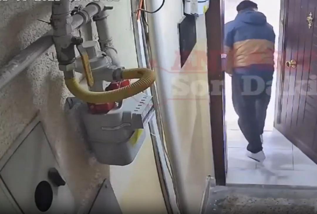 Ankara da kurye skandalı! Kapıyı genç kadın açınca içeri girmeye kalktı... Kameraya yansıdı, viral oldu 2