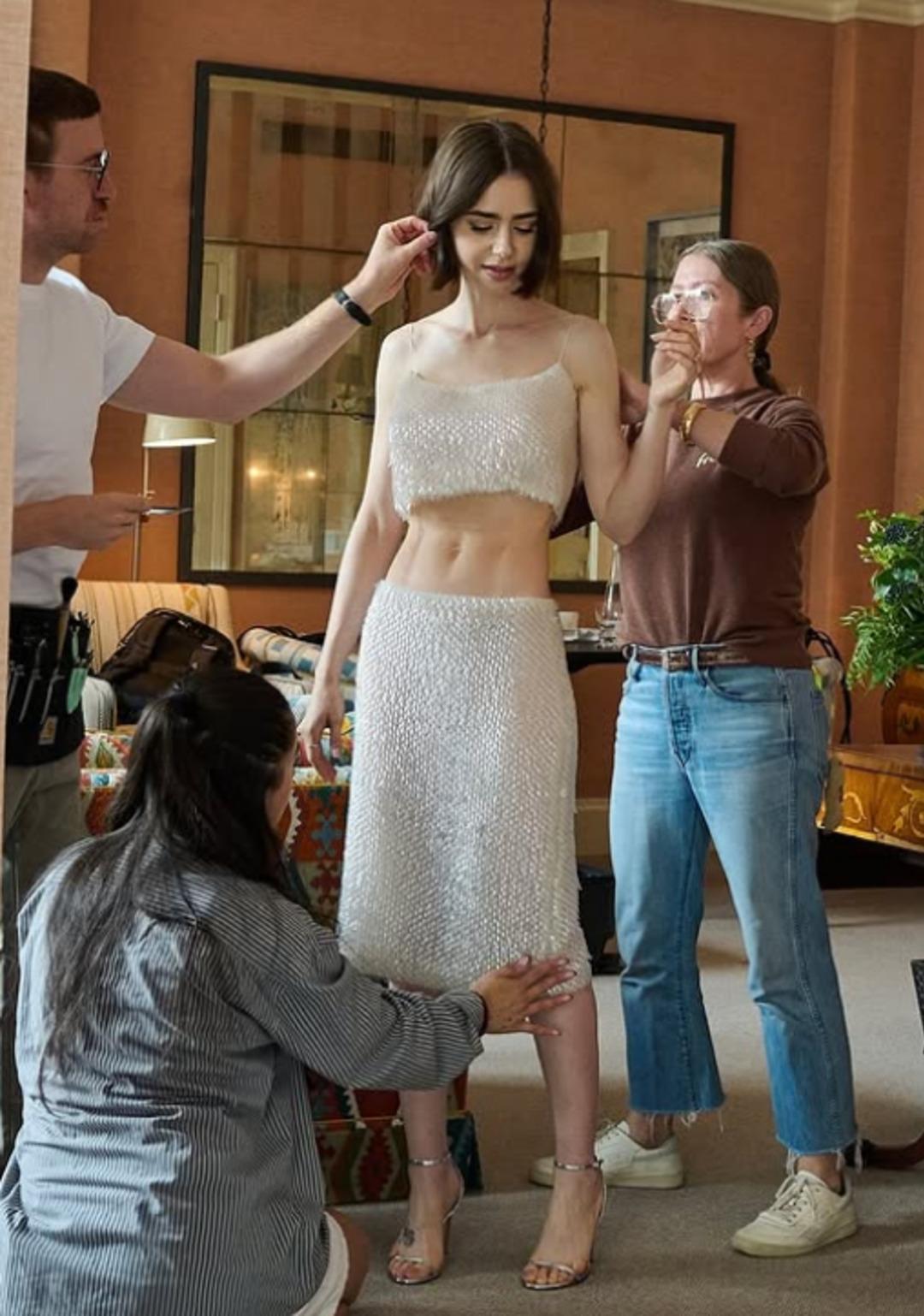 Lily Collins ince beliyle gündeme geldi! Bir bakan bir daha baktı 2