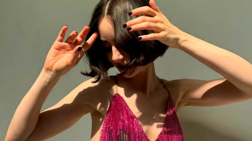 Lily Collins ince beliyle g&uuml;ndeme geldi! Bir bakan bir daha baktı