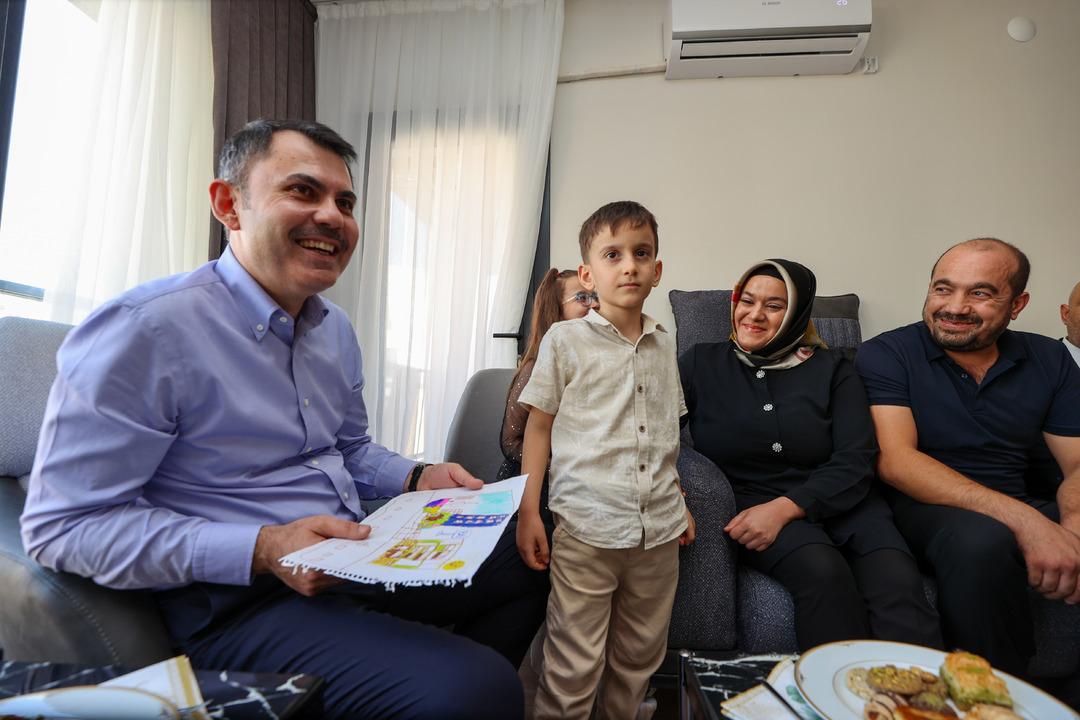 Bakan Kurum un yanına gelip gözyaşlarıyla teşekkür etti!  Anahtarımı aldım  3