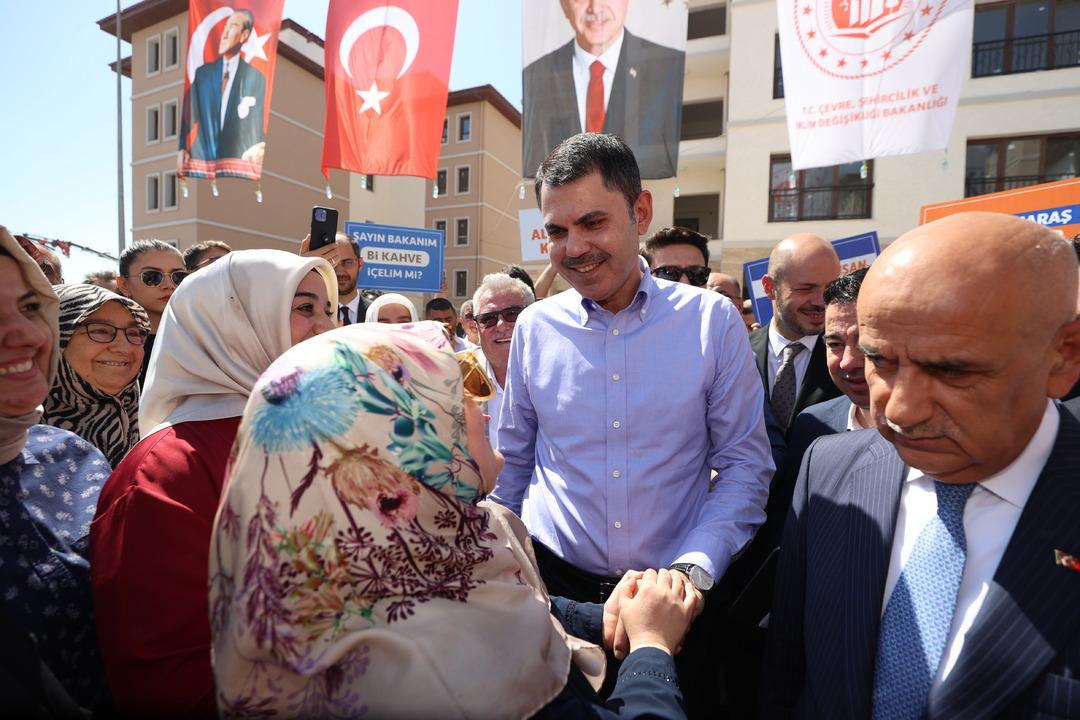 Bakan Kurum un yanına gelip gözyaşlarıyla teşekkür etti!  Anahtarımı aldım  2