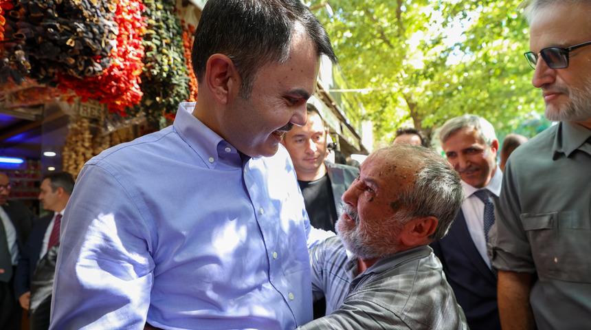 Bakan Kurum'un yanına gelip gözyaşlarıyla teşekkür etti! 'Anahtarımı aldım'
