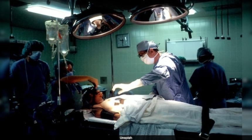 Ameliyattaki hastayı bırakıp hemşireyle ilişkiye girdi! O doktor hakkında karar verildi