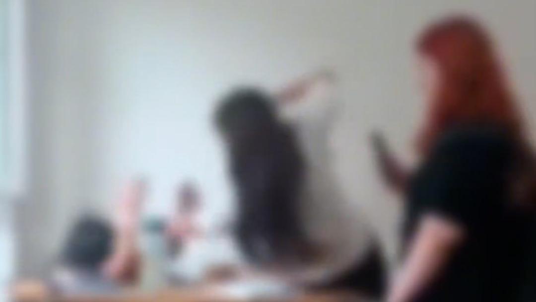 Lisede akran zorbalığı! Kız öğrenci, bir grup kız tarafından darbedildi... Rehber öğretmenin sözleri olaydan daha vahim: "Bazen benim de dövesim geliyor" 1