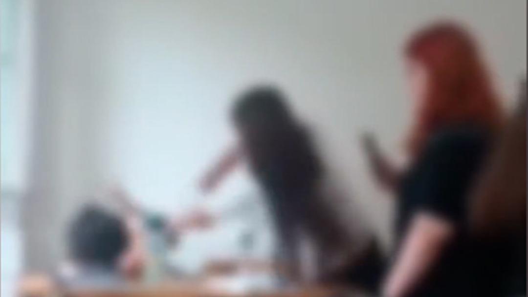 Lisede akran zorbalığı! Kız öğrenci, bir grup kız tarafından darbedildi... Rehber öğretmenin sözleri olaydan daha vahim: "Bazen benim de dövesim geliyor" 2