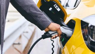 İşte ger&ccedil;ek yol şartlarında 500 km'den fazla menzile sahip olan elektrikli otomobiller!