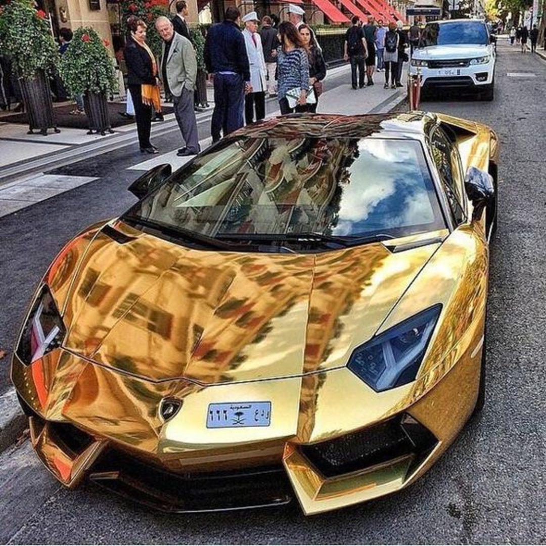 Нашли золотую машину. Lamborghini Aventador lp700-4 Золотая. Золотой Бугатти Ламборджини. Ламборджини авентадор Золотая Дубай.шейха.. Золотой Lamborghini авентадор.