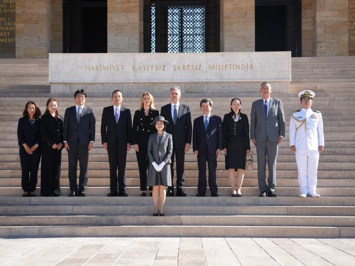 Japon Prenses Anıtkabir'de! Dikkat çeken tırnak ve broş detayı...  G1