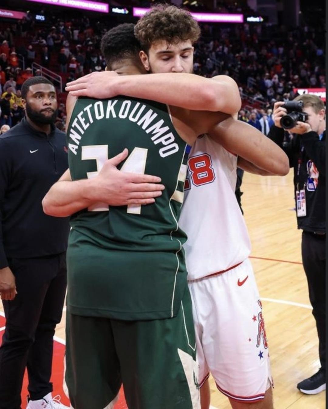 Giannis Antetokounmpo Türk bayrağına hakaretinin ardından özür mesajı yayınladı! Ortak fotoğraf paylaştılar... 1