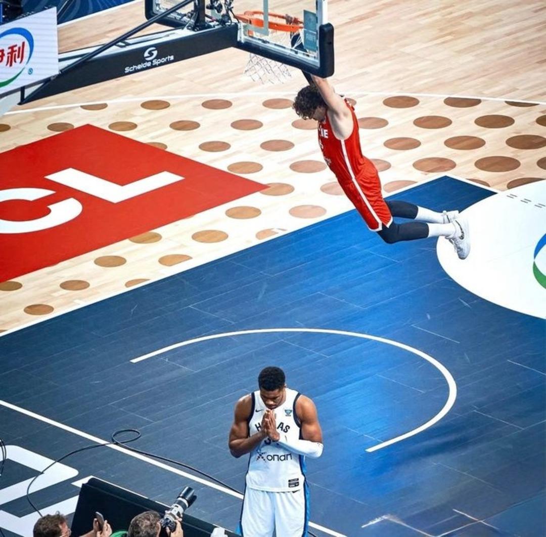 Giannis Antetokounmpo Türk bayrağına hakaretinin ardından özür mesajı yayınladı! Ortak fotoğraf paylaştılar... 3