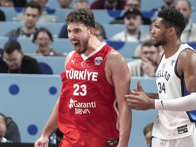 Yunan basketbolcudan bir flaş hareket daha!