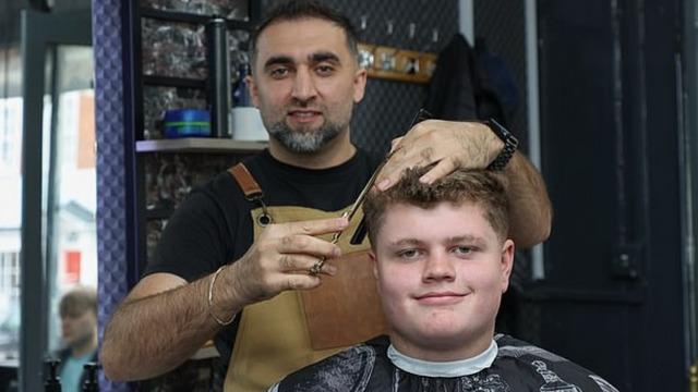 İngiltere'de Türk berber 17 yaşındaki gencin hayatını kurtardı! Bakın ne fark etti...