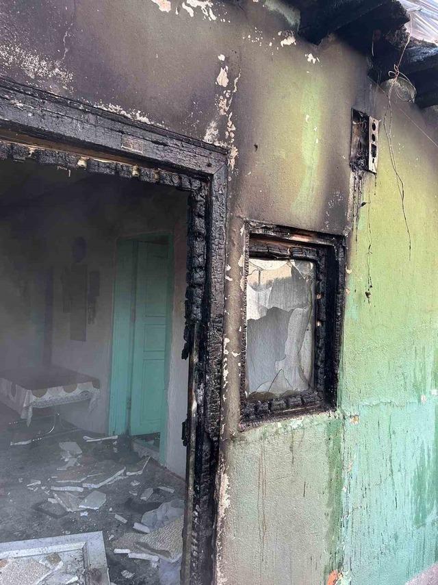 Alevlere teslim olan ev kullanılmaz hale geldi 4