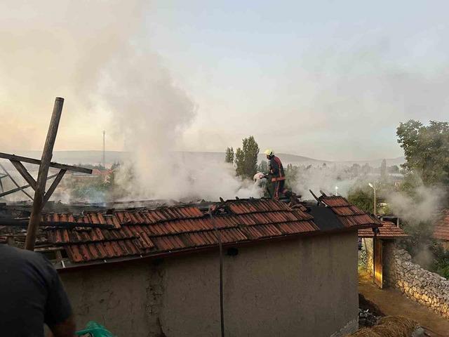 Alevlere teslim olan ev kullanılmaz hale geldi 2