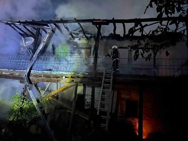 Alevlere teslim olan ev kullanılmaz hale geldi 1