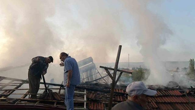 Alevlere teslim olan ev kullanılmaz hale geldi