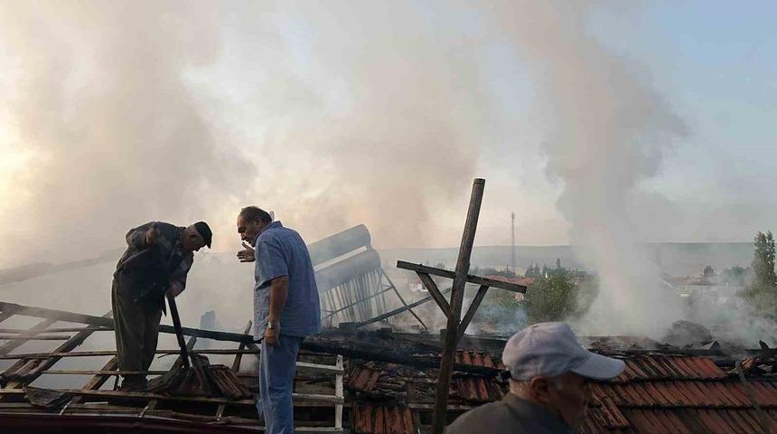 Alevlere teslim olan ev kullanılmaz hale geldi
