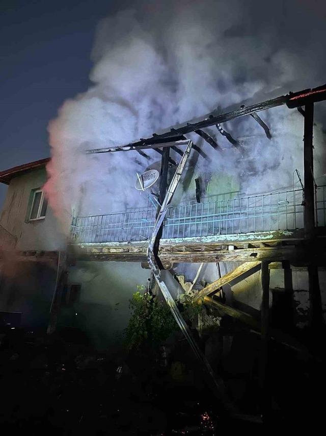 Alevlere teslim olan ev kullanılmaz hale geldi 3