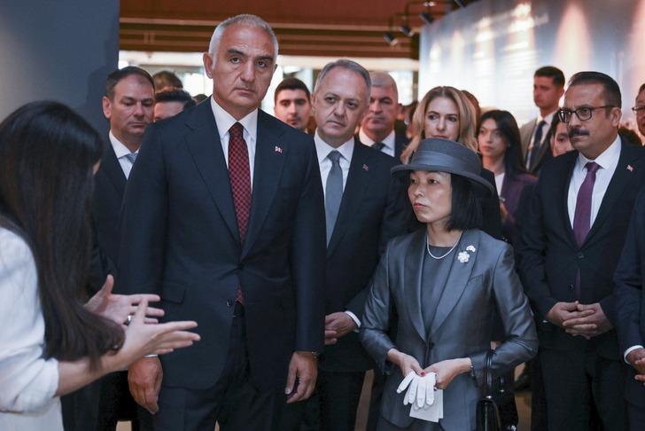 Japon Prenses Anıtkabir'de! Dikkat çeken tırnak ve broş detayı...  G5