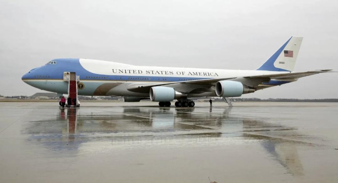 Trump ı taşıyan uçakla yolcu uçağı çarpışma tehlikesi yaşadı! Görevli  hemen  diye bağırdı  1