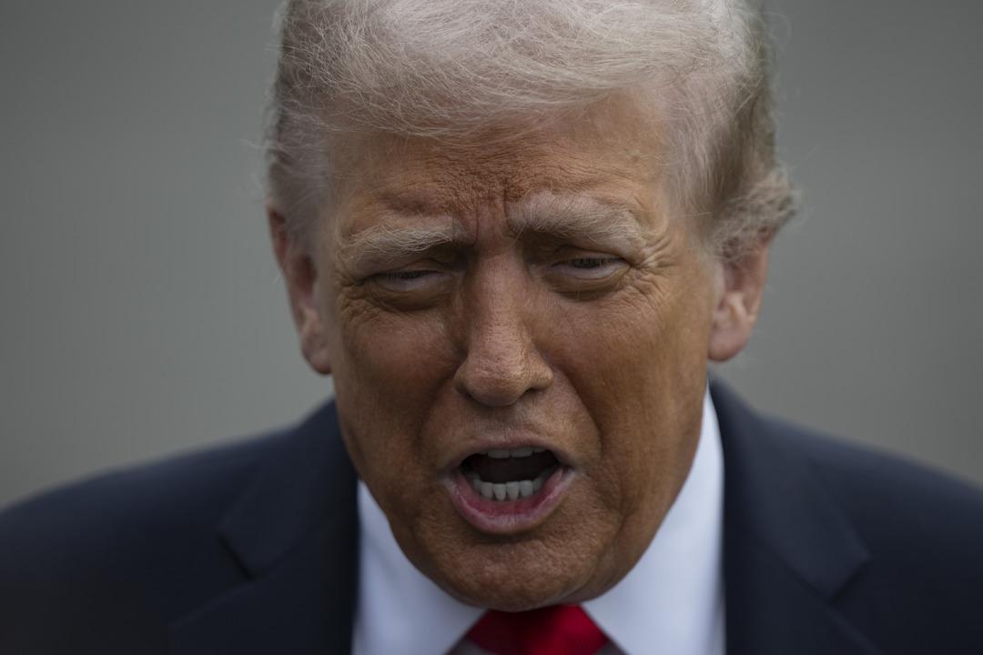 Trump ı taşıyan uçakla yolcu uçağı çarpışma tehlikesi yaşadı! Görevli  hemen  diye bağırdı  2