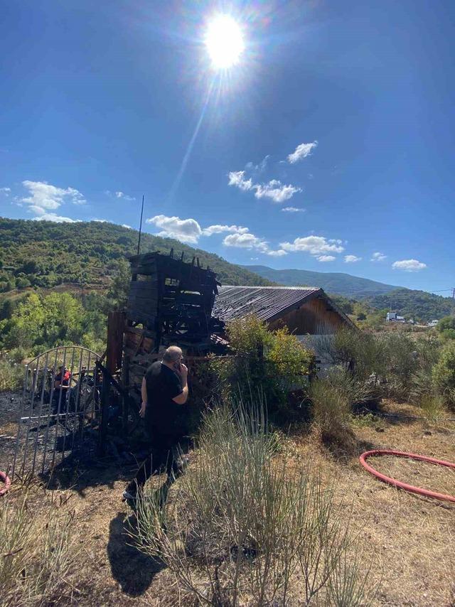 Türkeli’de anız yangını eve sıçradı 4