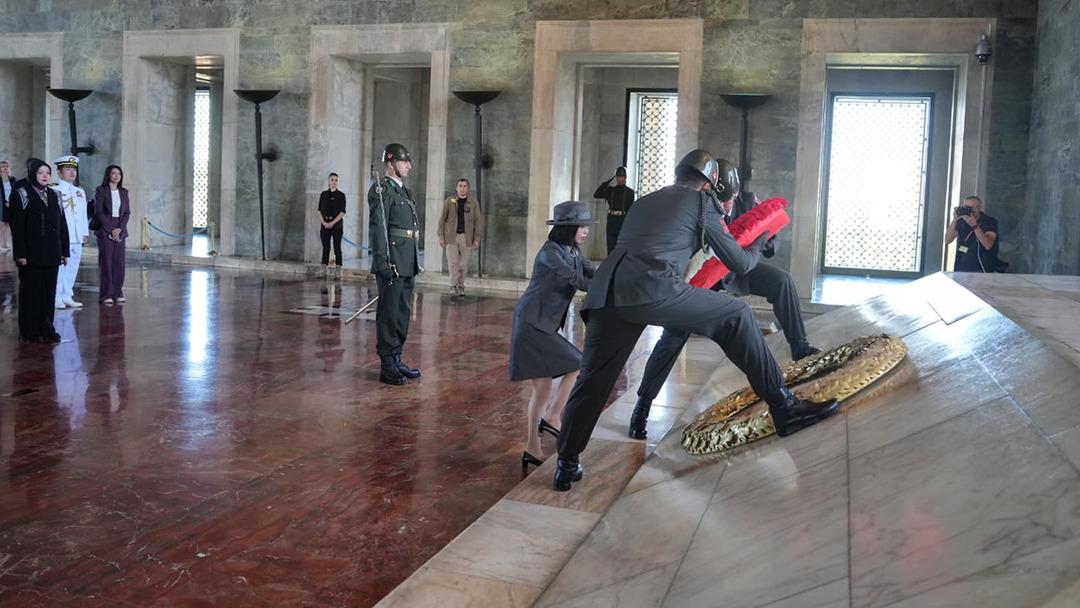 Japon Prenses Anıtkabir'de! Dikkat &ccedil;eken tırnak ve broş detayı... 