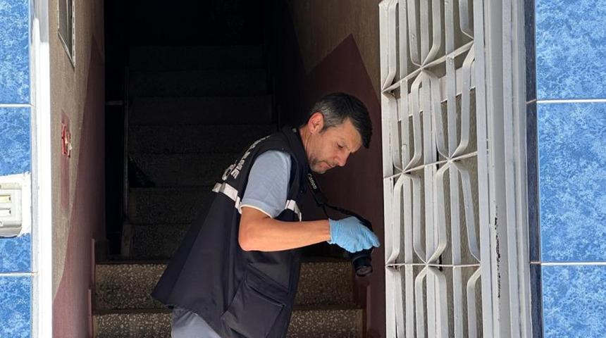 Uşak'ta sır ölüm! Cansız bedenini annesi buldu