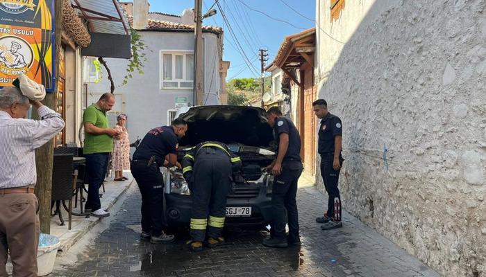 Menteşe’de araç yangını ekipleri alarma geçirdi
