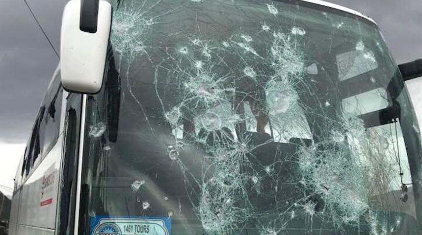 Hopaspor takım otob&uuml;s&uuml;ne taşlı saldırı