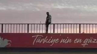 Bolu'da köprüye çıkıp intihar etmek isteyen şahsı polis ikna etti