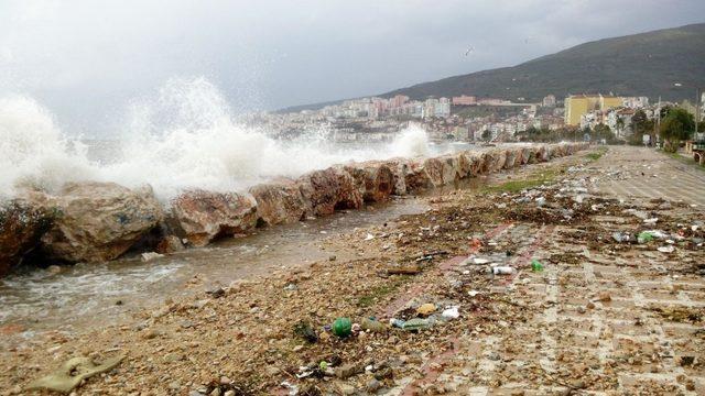 Gemlik’te sahil çöple doldu