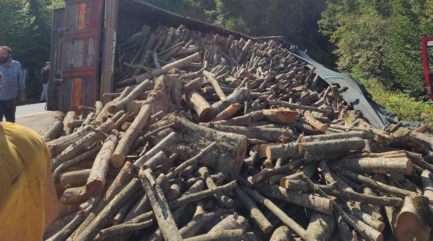 Ordu'da tomruk kamyonu devrildi: 21 ton tomruk yola saçıldı