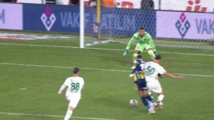 Fenerbahçe-Alanyaspor maçındaki kararları beIN Sport trio ekibi yorumladı! Fenerbahçe-Alanyaspor maçının hakemi Cihan Aydın için ne dediler? beIN Trio ekibinden çok konuşulacak yorum... "2 penaltı verilmeliydi" G1