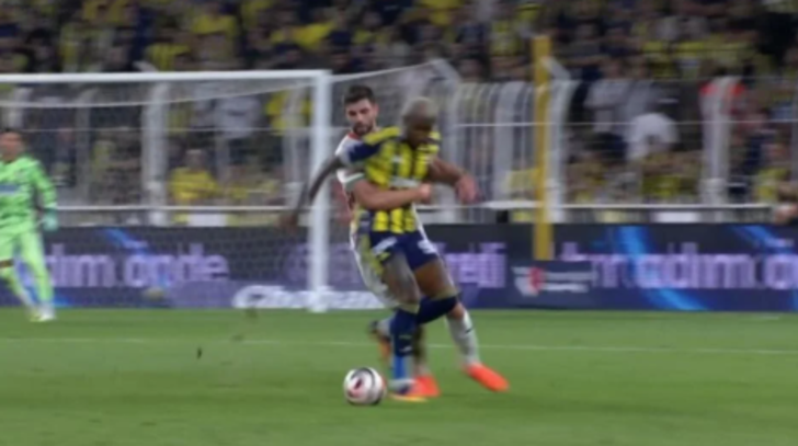 Fenerbahçe-Alanyaspor maçındaki kararları beIN Sport trio ekibi yorumladı! Fenerbahçe-Alanyaspor maçının hakemi Cihan Aydın için ne dediler? beIN Trio ekibinden çok konuşulacak yorum... "2 penaltı verilmeliydi" G4