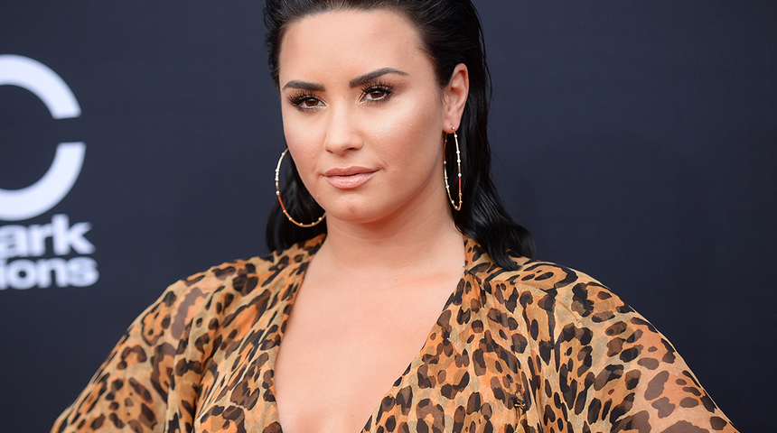 1 yılda 30 kilo verdi! Demi Lovato şeffaf seçimiyle fiziğini sergiledi