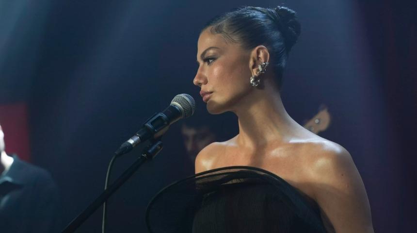 Eşref R&uuml;ya'nın Nisan'ı Demet &Ouml;zdemir'in yeni rotası belli oldu! Son pozlarına beğeni yağdı 