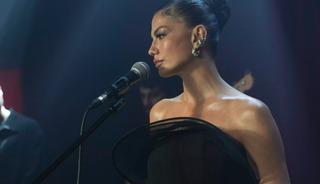 Peş peşe paylaştı! Son pozlarına beğeni yağdı