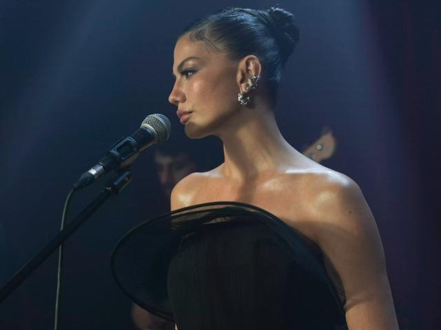 Peş peşe paylaştı! Son pozlarına beğeni yağdı