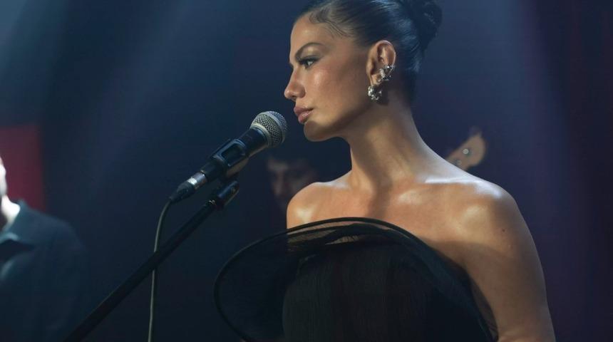 Eşref R&uuml;ya'nın Nisan'ı Demet &Ouml;zdemir peş peşe paylaştı! Son pozlarına beğeni yağdı