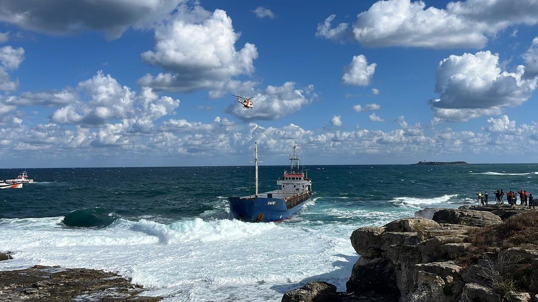 Son dakika | Ukrayna yolcusuydu, Kocaeli’de karaya oturdu! Karaya çarpan kargo gemisinde hareketlilik 2