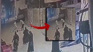 Seslerinden rahatsız oldu... Sokağa çıkıp küçük çocukları sopayla dövdü!